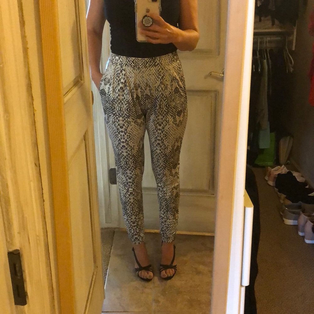 Parker Women’s snakeskin pant with pockets XS